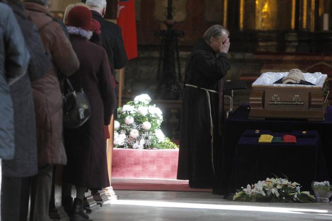 Simboliška: balandžio sniegas išlydėjo M. Martinaitį į amžinybę