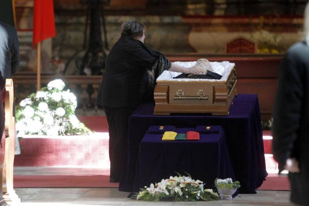 Simboliška: balandžio sniegas išlydėjo M. Martinaitį į amžinybę