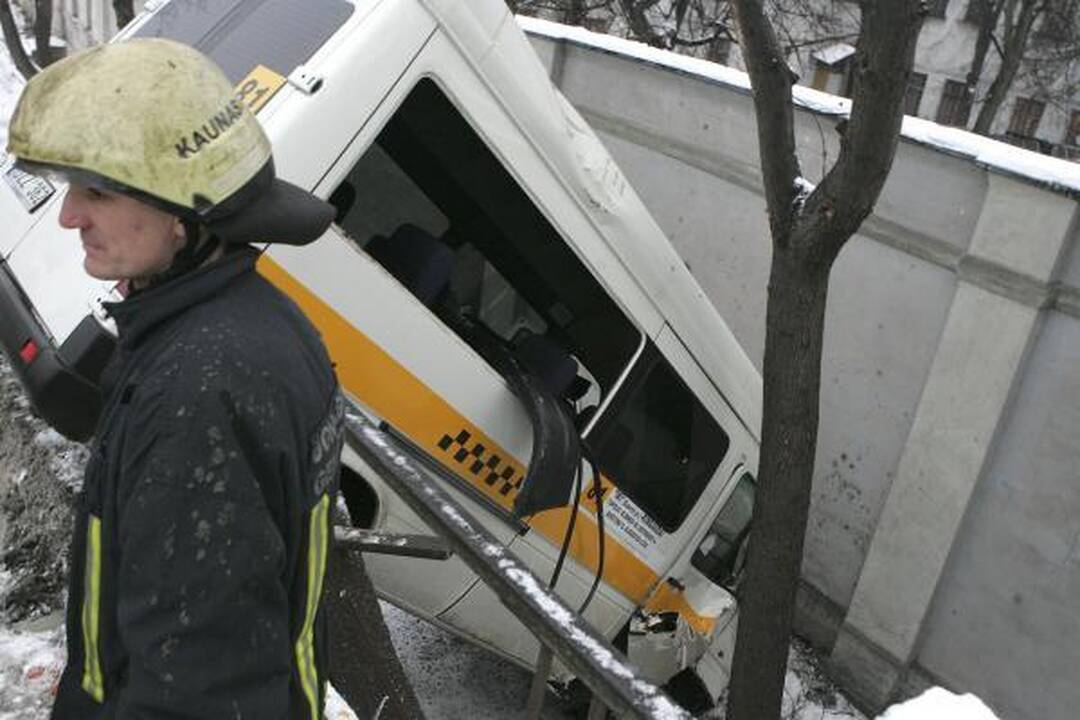 Mikroautobusas prie Vytauto bažnyčios nuvažiavo nuo kelio (papildyta)
