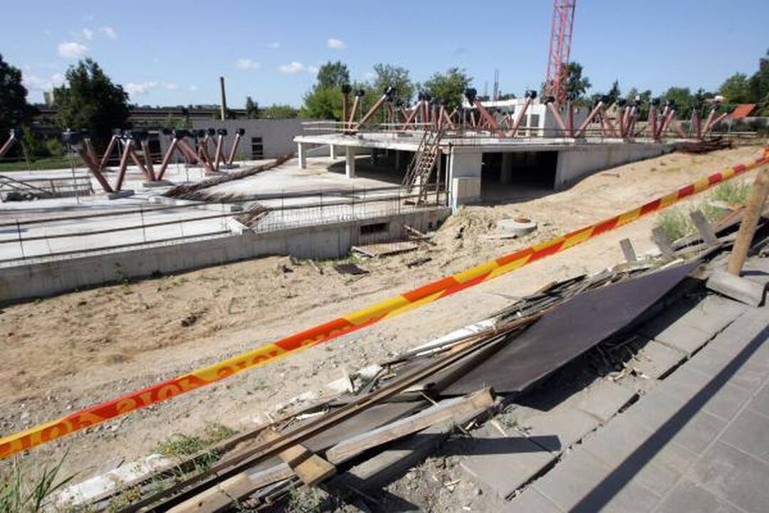 Jaunų vilniečių naktinis pasilakstymas baigėsi statybos aikštelėje