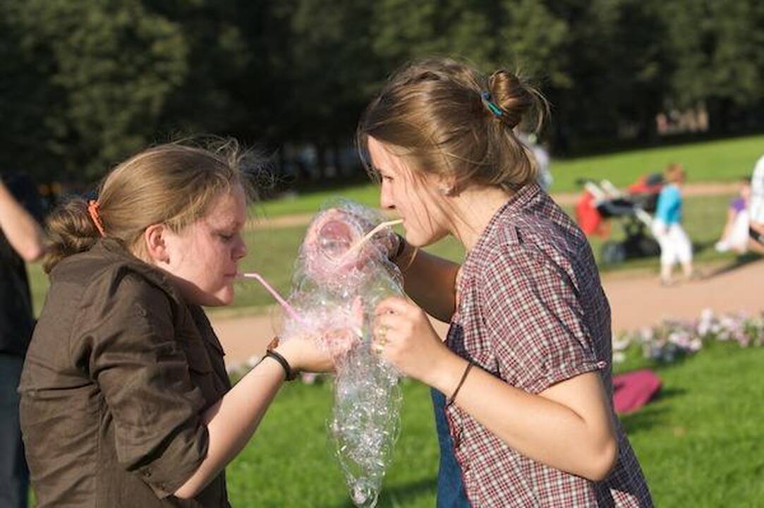 Virš Vilniaus Lukiškių aikštės pakilo muilo burbulai