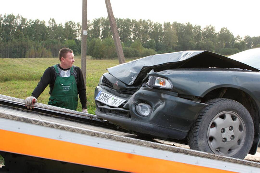 Vilniaus rajone mirtinai sužalotas automobilį kelyje remontavęs vyras