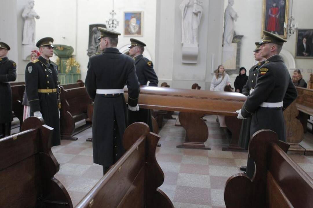 Simboliška: balandžio sniegas išlydėjo M. Martinaitį į amžinybę