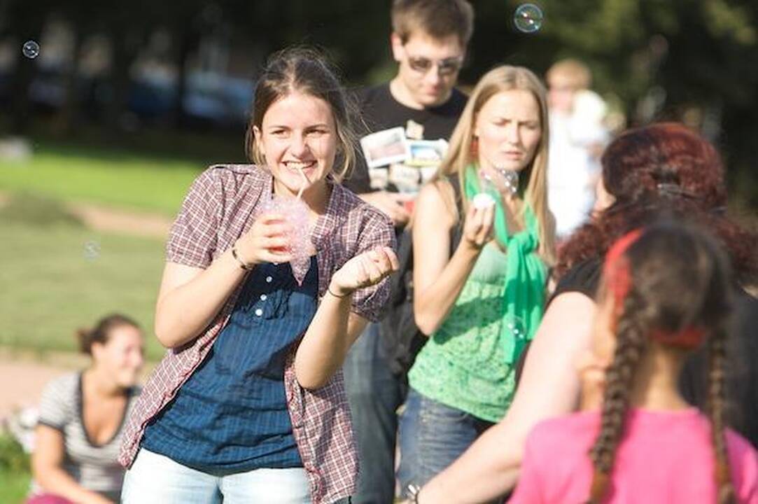 Virš Vilniaus Lukiškių aikštės pakilo muilo burbulai