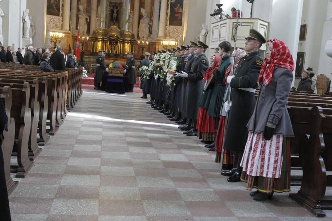 Simboliška: balandžio sniegas išlydėjo M. Martinaitį į amžinybę