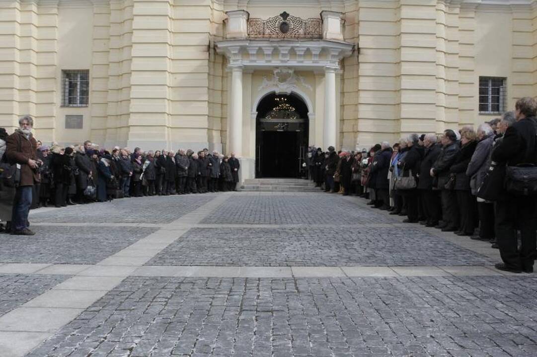Simboliška: balandžio sniegas išlydėjo M. Martinaitį į amžinybę