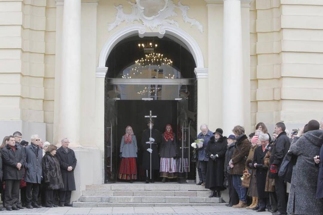 Simboliška: balandžio sniegas išlydėjo M. Martinaitį į amžinybę