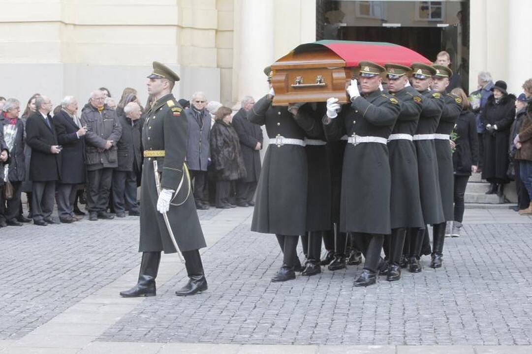 Simboliška: balandžio sniegas išlydėjo M. Martinaitį į amžinybę