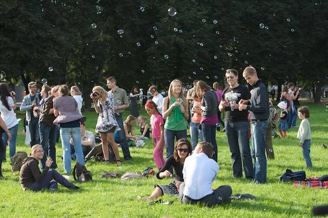 Virš Vilniaus Lukiškių aikštės pakilo muilo burbulai
