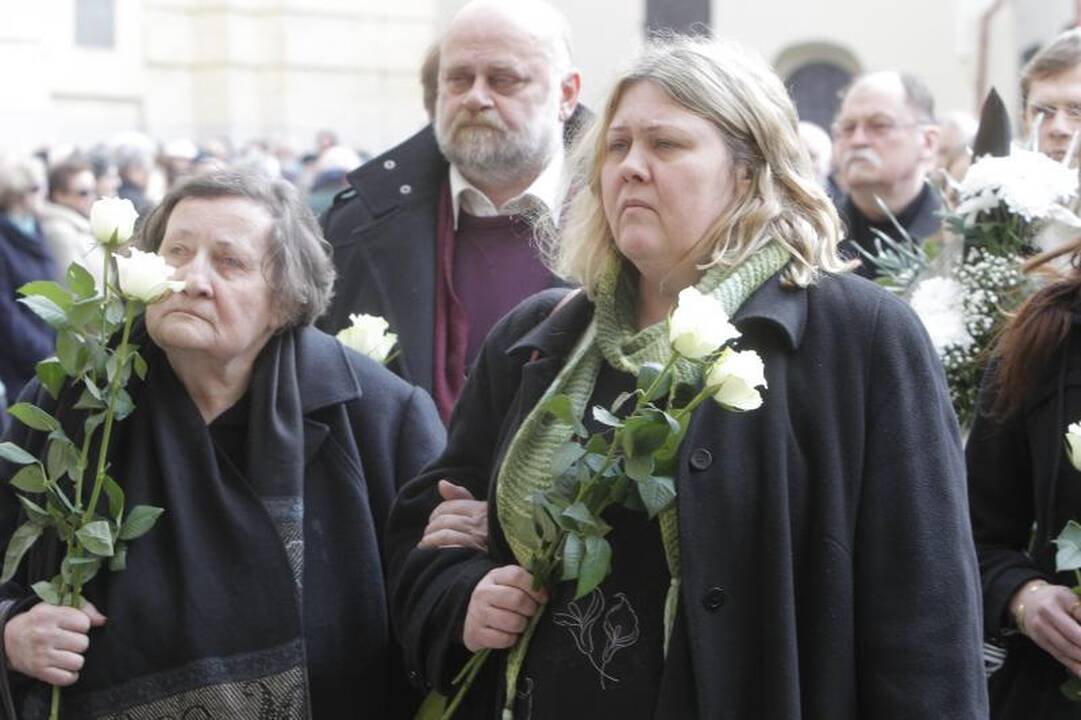 Simboliška: balandžio sniegas išlydėjo M. Martinaitį į amžinybę