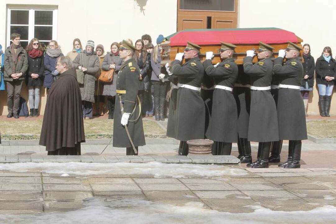 Simboliška: balandžio sniegas išlydėjo M. Martinaitį į amžinybę