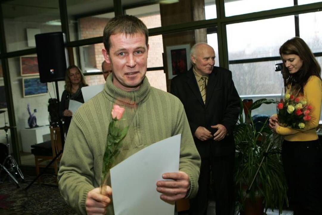 Paroda   primena   istorines   žaizdas  