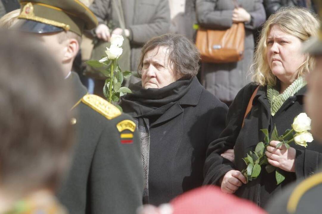 Simboliška: balandžio sniegas išlydėjo M. Martinaitį į amžinybę