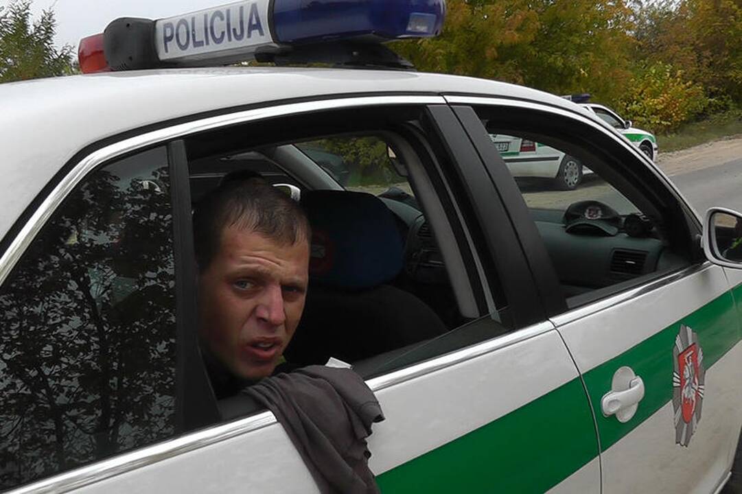 Po visą savaitgalį vykusių gaudynių vairuotojas įkliuvo girtas