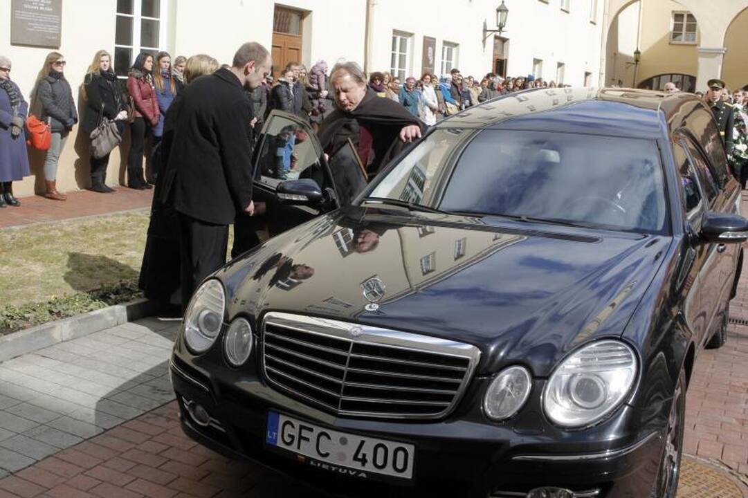 Simboliška: balandžio sniegas išlydėjo M. Martinaitį į amžinybę