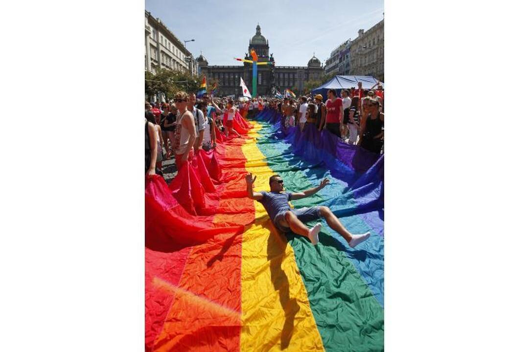 Prahos gėjų paradas priviliojo tūkstančius dalyvių