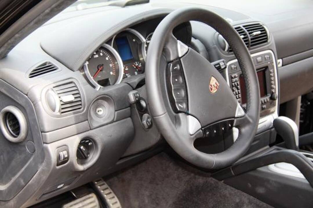 „Porsche“ sustabdė „Cayenne“ visureigių gamybą