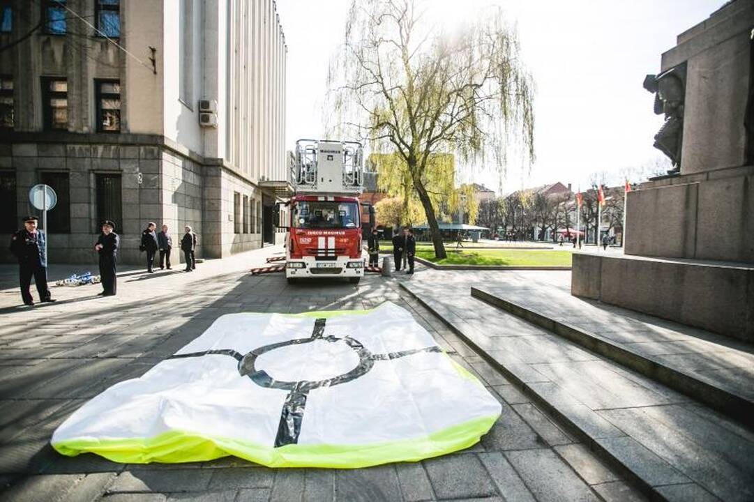 Šilainių tragedijos pamokos: ugniagesiai išbandė naują oro pagalvę