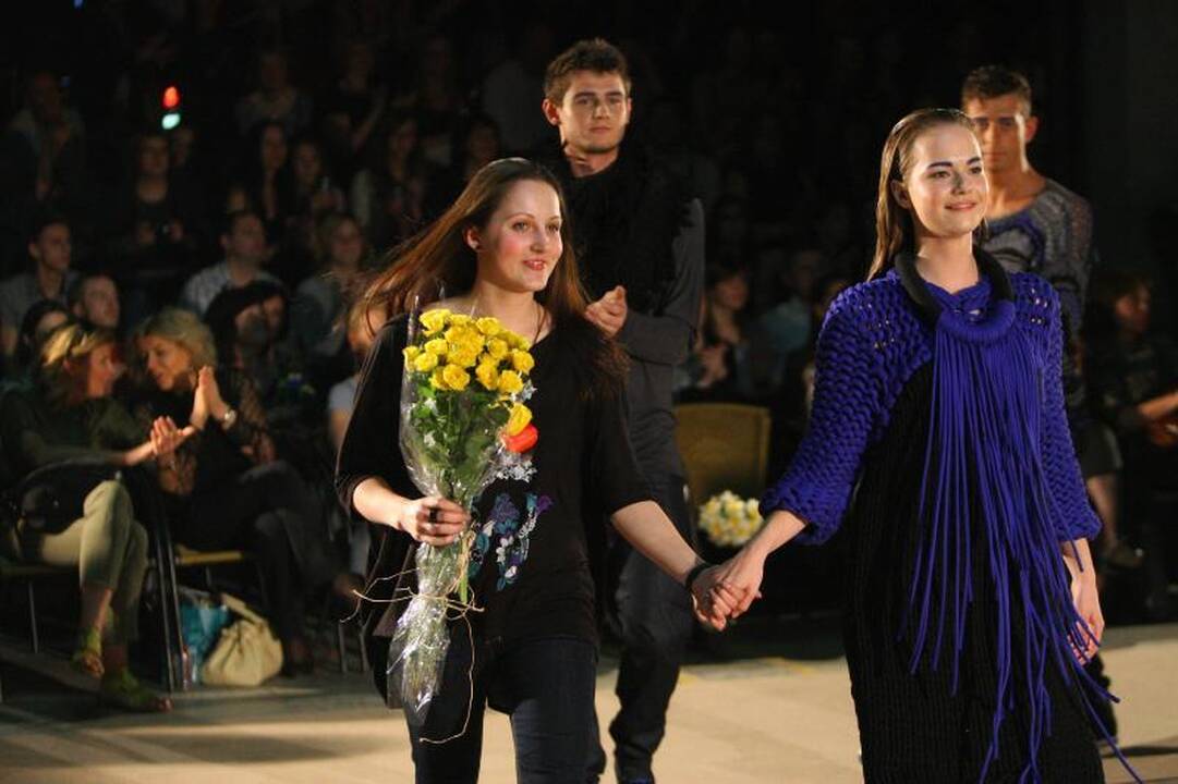 Mados šou „Apkalbos 2012“: dizaineriai įkvėpimo ieškojo ir pas močiutę