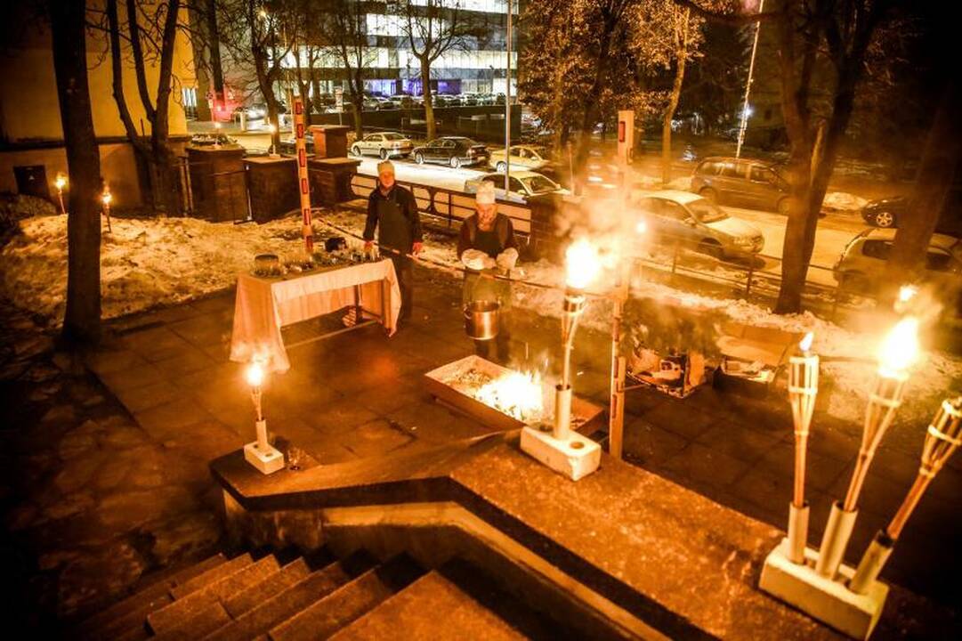 Įsimintiniausiam miesto menininkui D. Kajokui – dainos ir gėlės