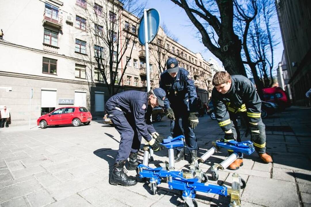 Šilainių tragedijos pamokos: ugniagesiai išbandė naują oro pagalvę