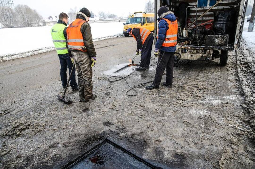Aplaidumas ar išlaidumas? Kaune gatvės asfaltuojamos ir sningant