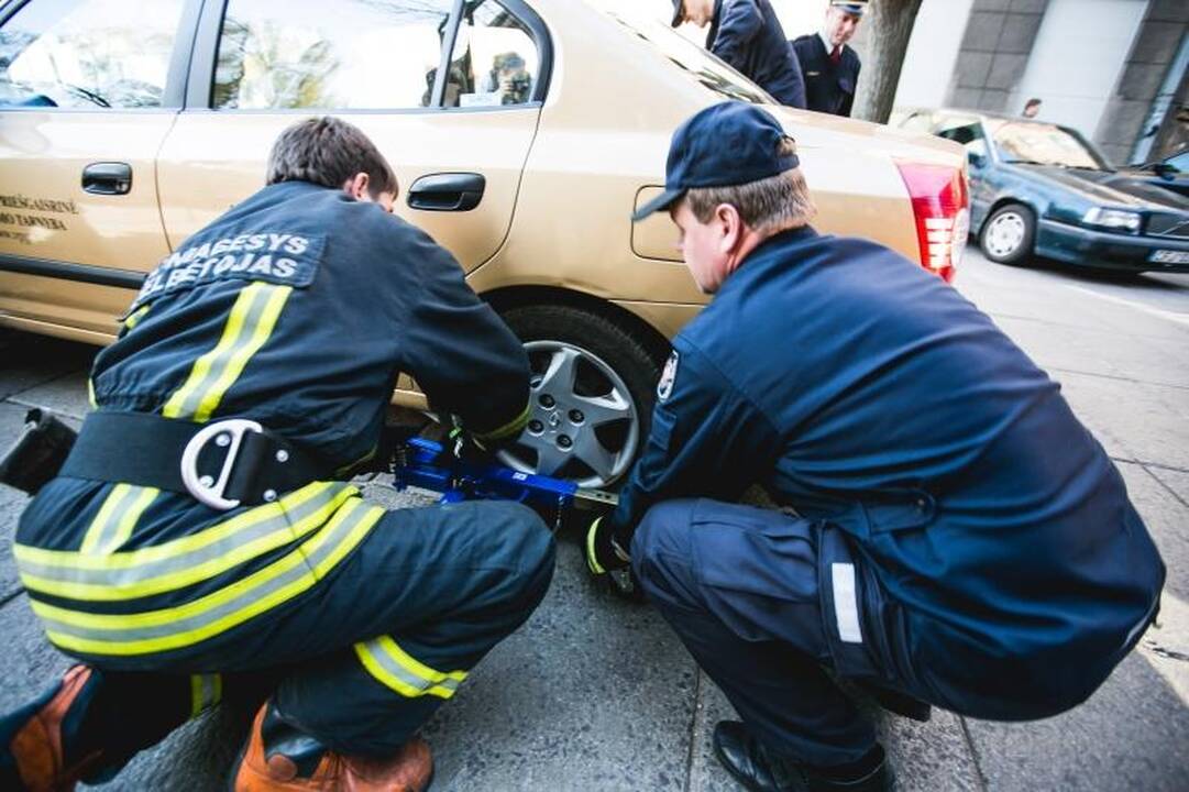 Šilainių tragedijos pamokos: ugniagesiai išbandė naują oro pagalvę