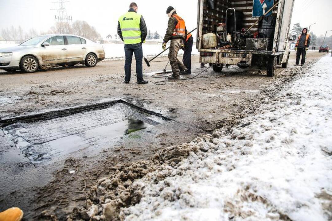 Aplaidumas ar išlaidumas? Kaune gatvės asfaltuojamos ir sningant
