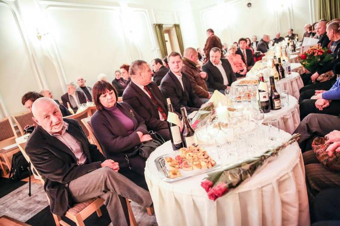 Įsimintiniausiam miesto menininkui D. Kajokui – dainos ir gėlės