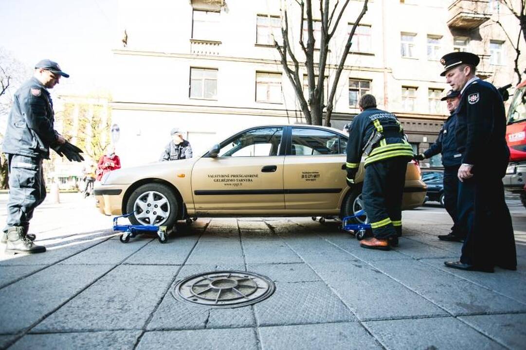 Šilainių tragedijos pamokos: ugniagesiai išbandė naują oro pagalvę