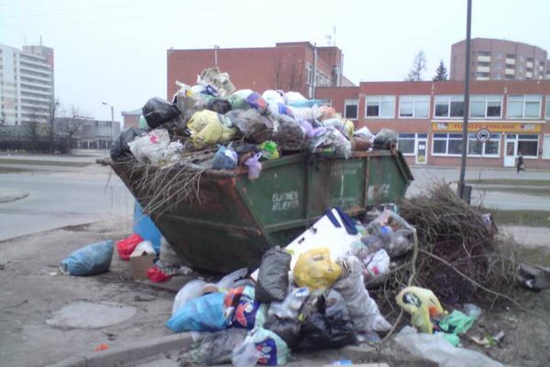 „Kauno švaros“ konteineriai lūžta nuo šiukšlių