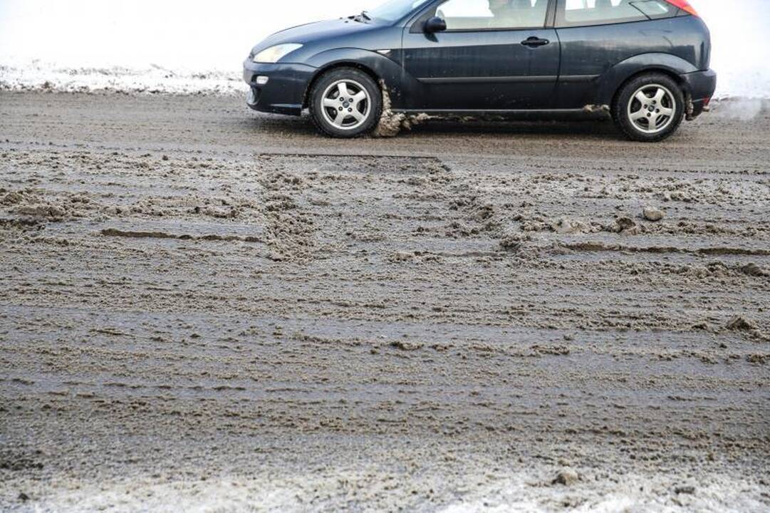Aplaidumas ar išlaidumas? Kaune gatvės asfaltuojamos ir sningant