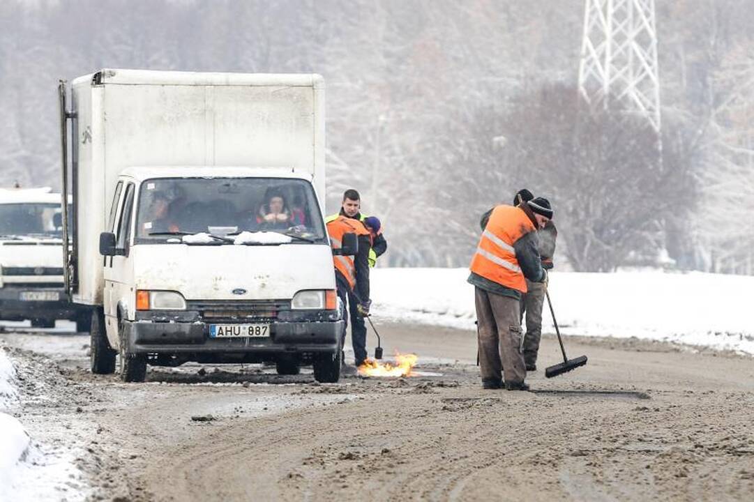 Aplaidumas ar išlaidumas? Kaune gatvės asfaltuojamos ir sningant