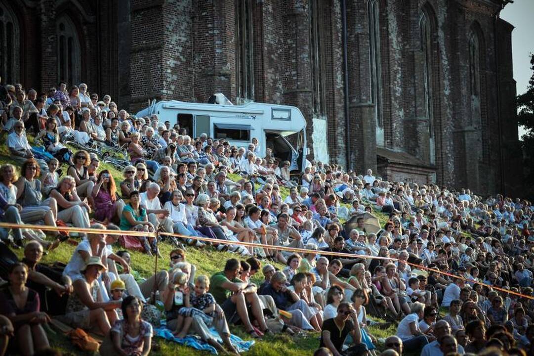 „Operetę Kauno pilyje“ lydėjo saulės ir gerbėjų šiluma