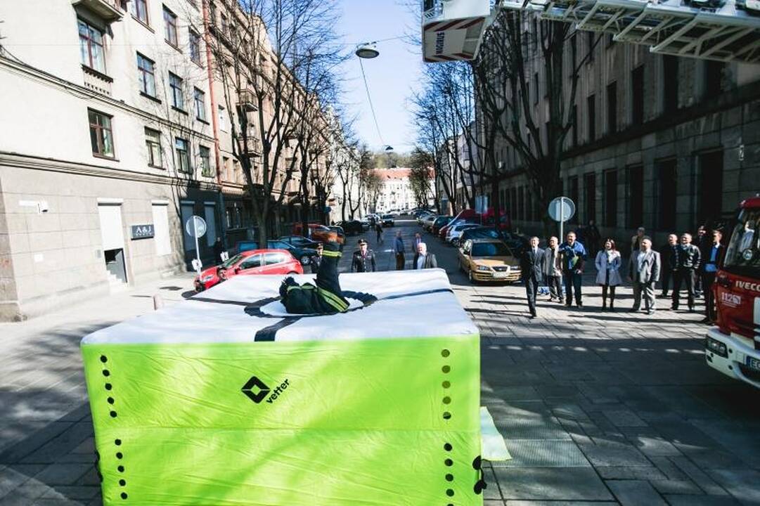 Šilainių tragedijos pamokos: ugniagesiai išbandė naują oro pagalvę