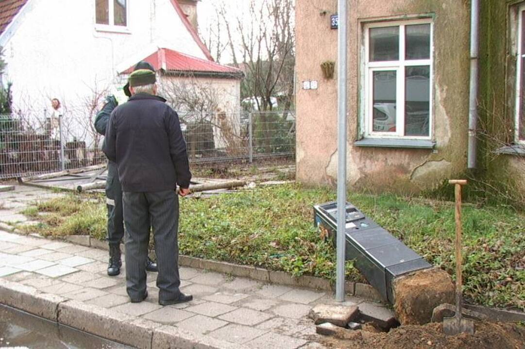Vairuotojas Klaipėdoje nuvertė stovos skaitiklį