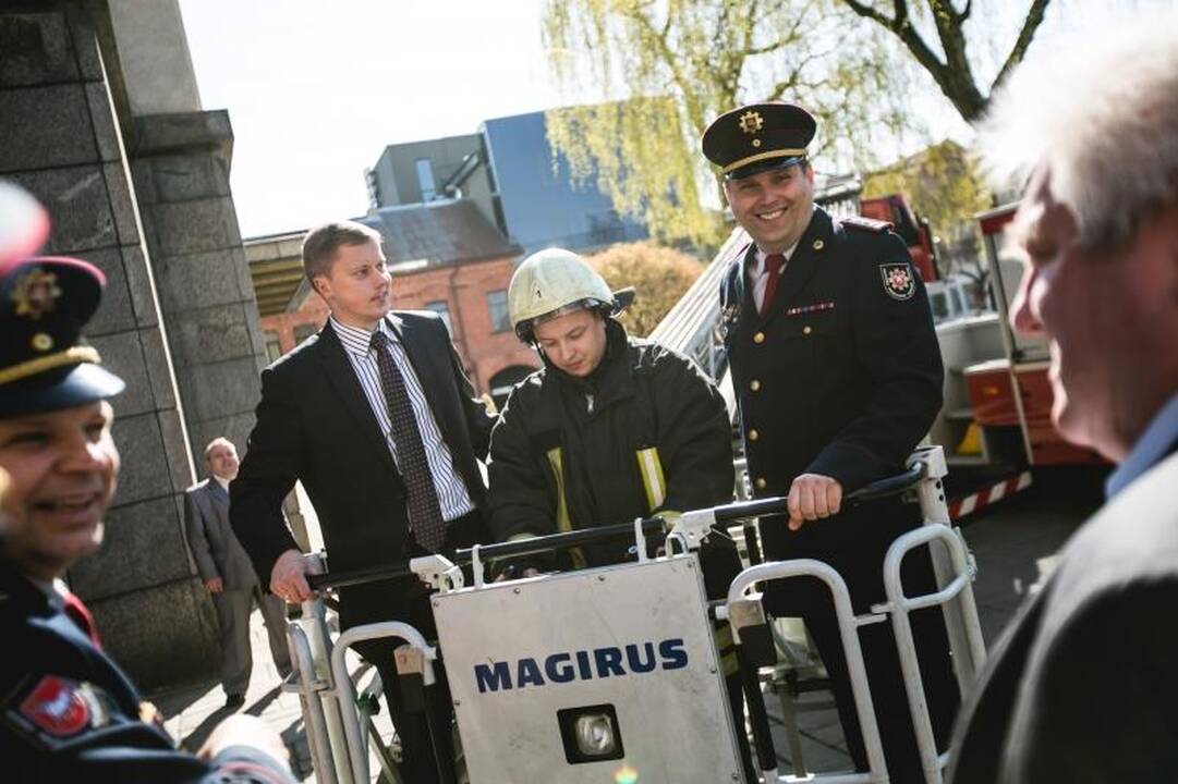 Šilainių tragedijos pamokos: ugniagesiai išbandė naują oro pagalvę