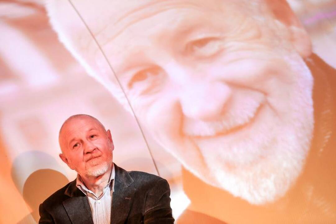 Įsimintiniausiam miesto menininkui D. Kajokui – dainos ir gėlės