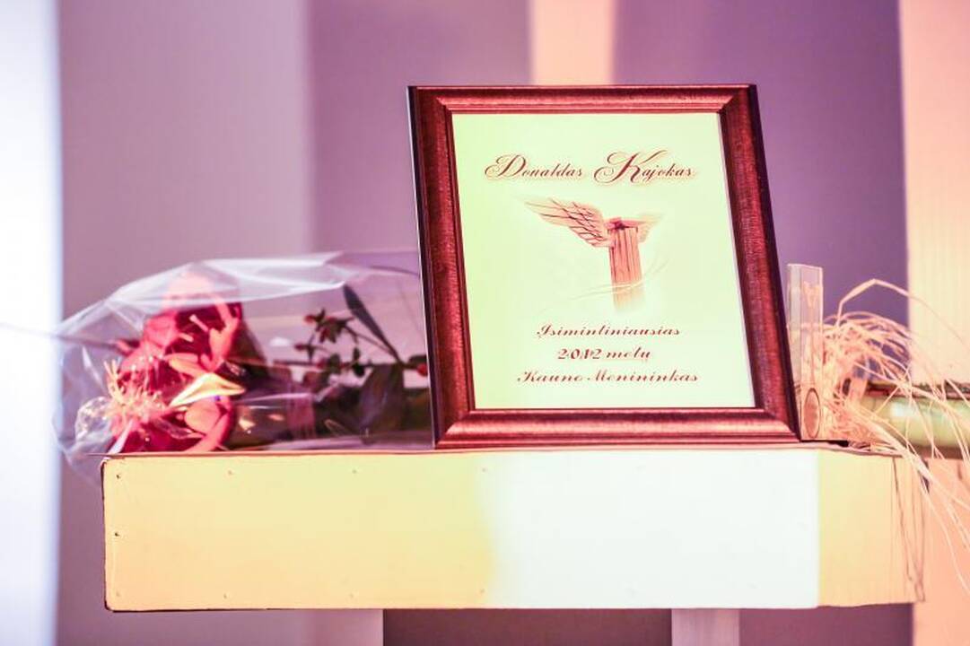 Įsimintiniausiam miesto menininkui D. Kajokui – dainos ir gėlės