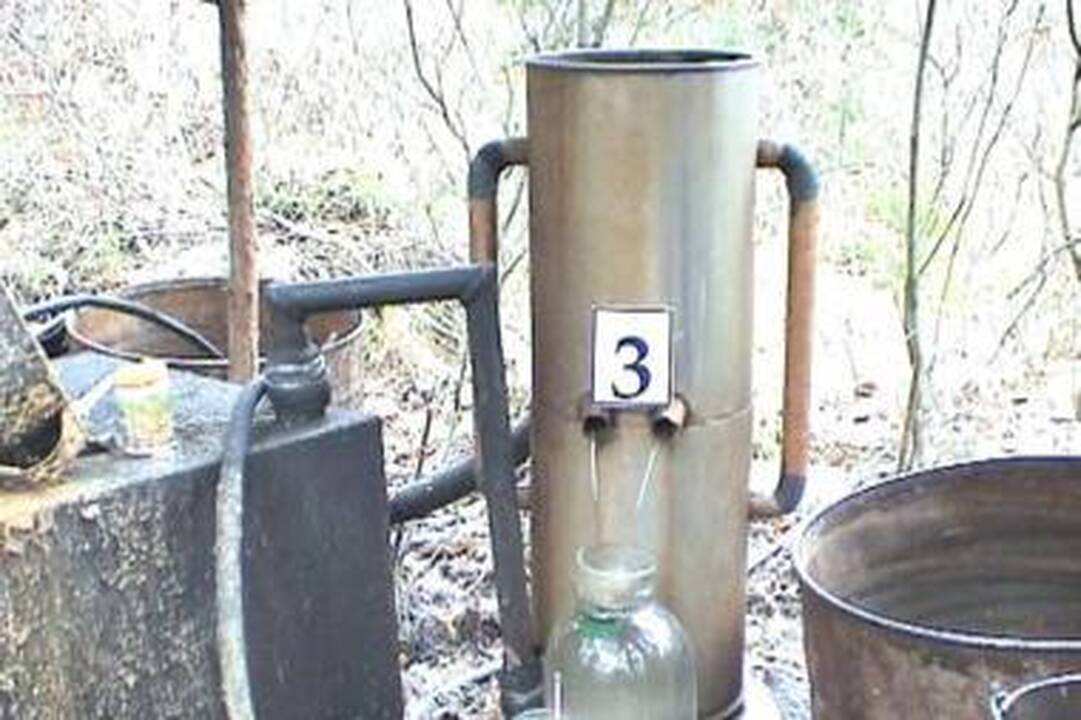 Klaipėdos r. išaiškintas naminės degtinės fabrikėlis
