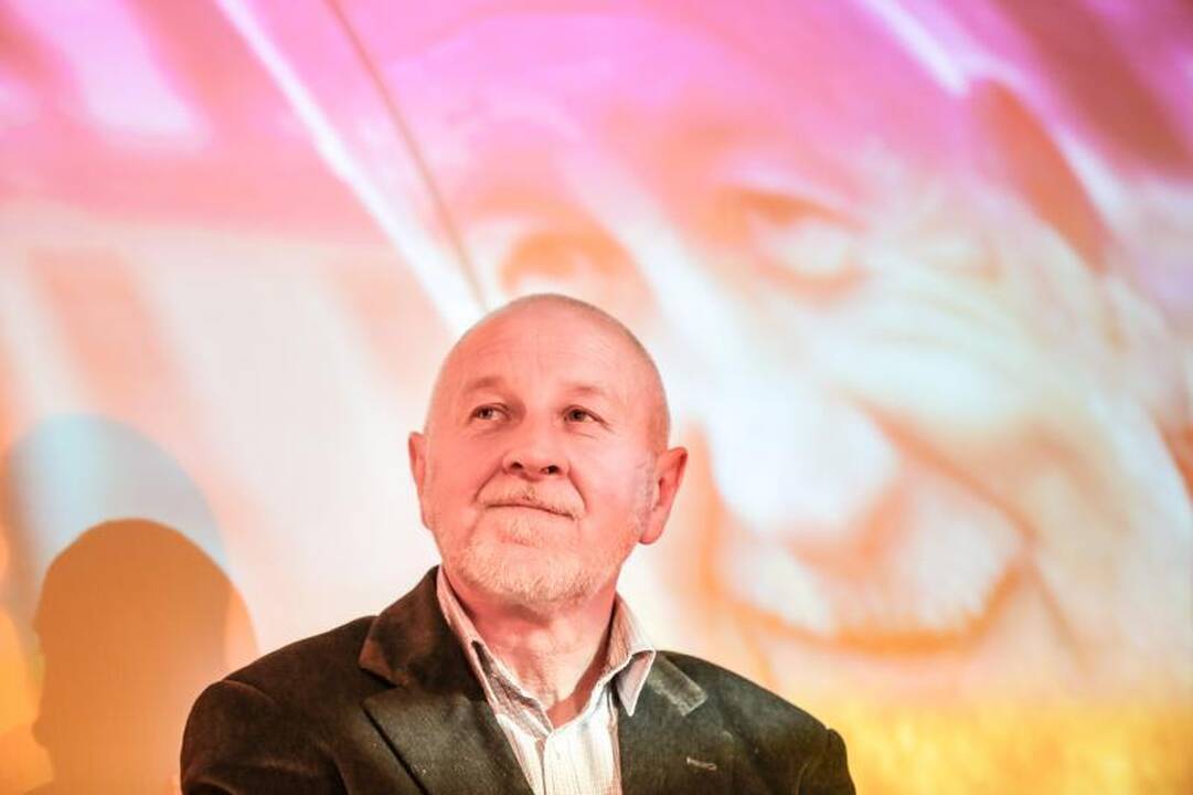 Įsimintiniausiam miesto menininkui D. Kajokui – dainos ir gėlės