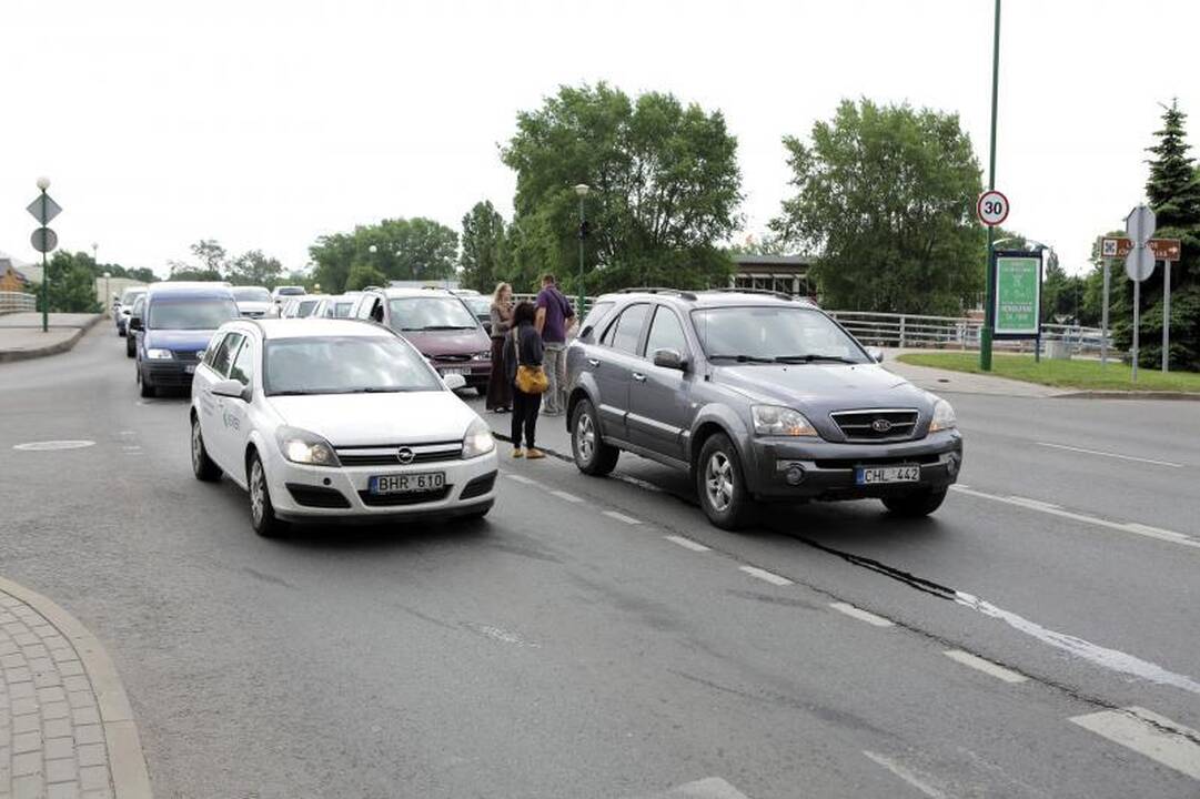„Pasibučiavę“ keturi automobiliai užkimšo Pilies gatvę