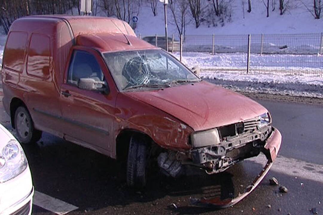 Į kalną lėkdamas vyriškis parbloškė pėsčiąjį ir apgadino du automobilius
