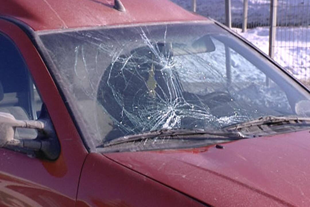 Į kalną lėkdamas vyriškis parbloškė pėsčiąjį ir apgadino du automobilius