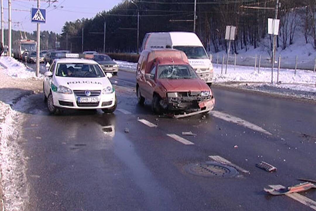 Į kalną lėkdamas vyriškis parbloškė pėsčiąjį ir apgadino du automobilius