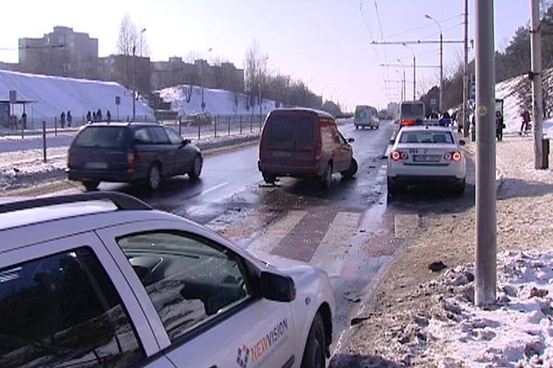 Į kalną lėkdamas vyriškis parbloškė pėsčiąjį ir apgadino du automobilius