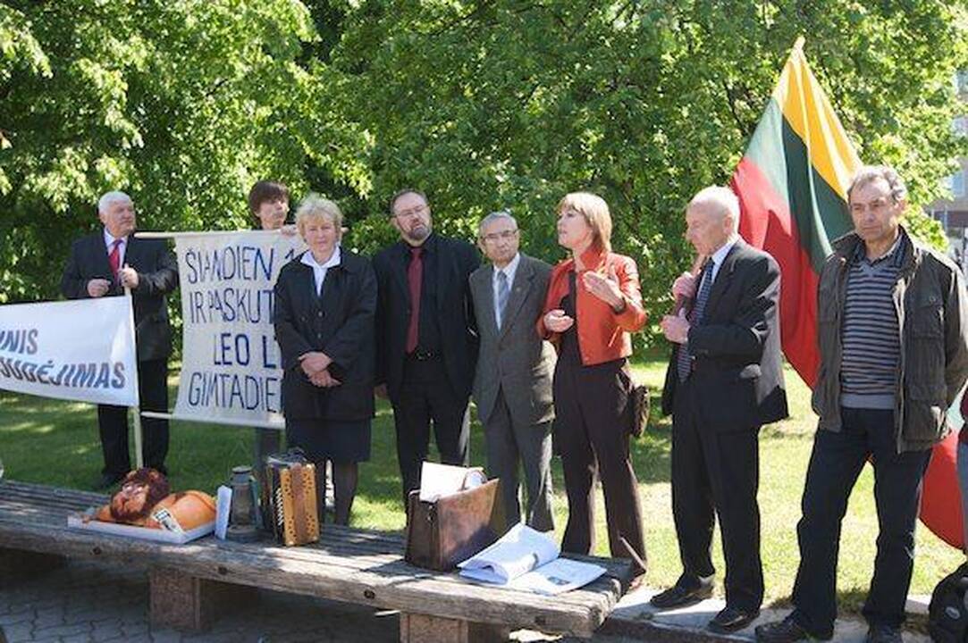 Prie Seimo „švenčiamas" „Leo" gimtadienis