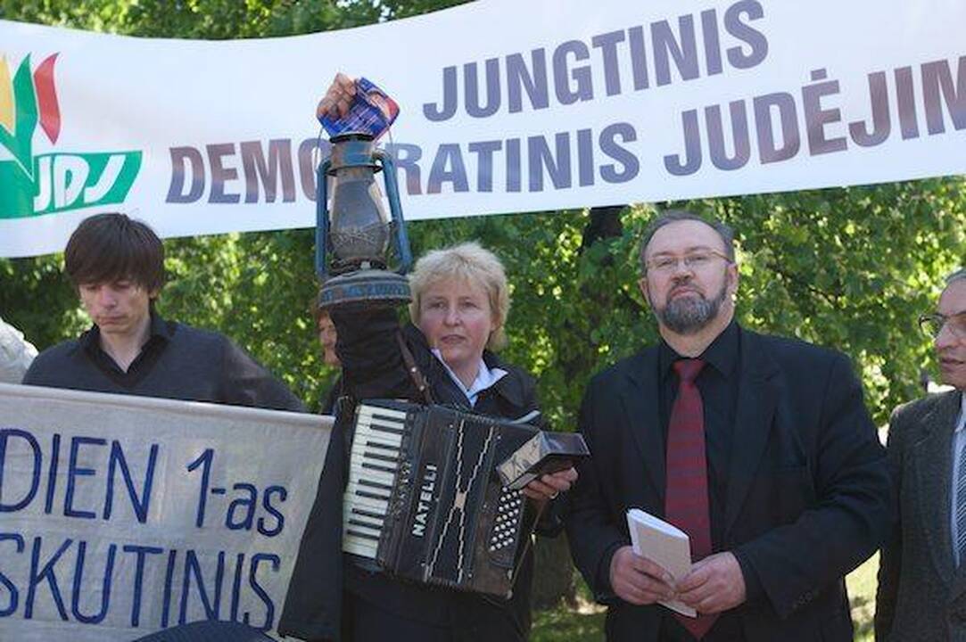 Prie Seimo „švenčiamas" „Leo" gimtadienis