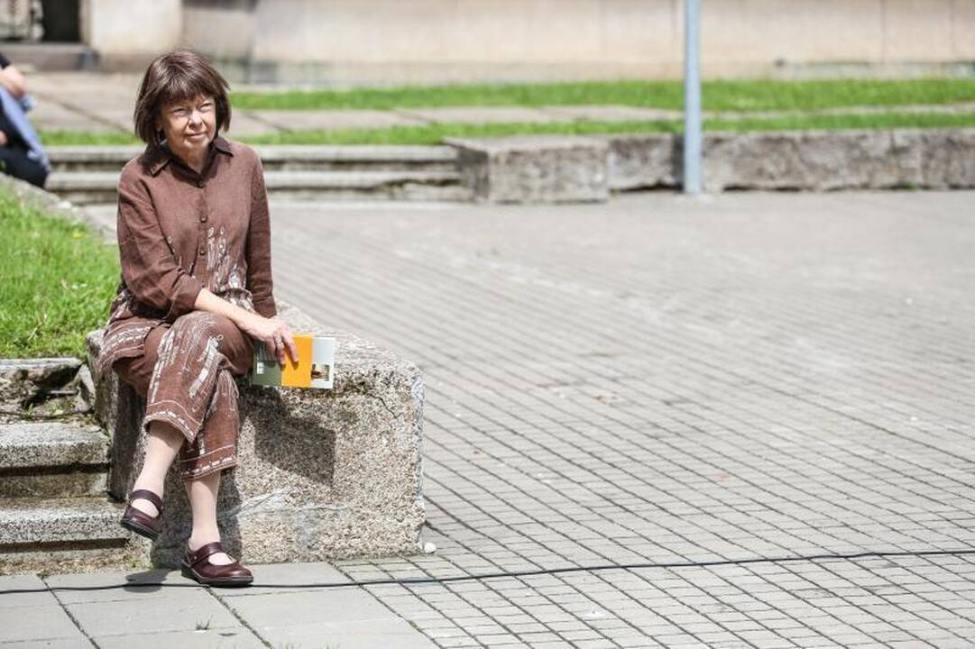 Ąžuolo vainikas papuošė trapius poetės T. Marcinkevičiūtės pečius