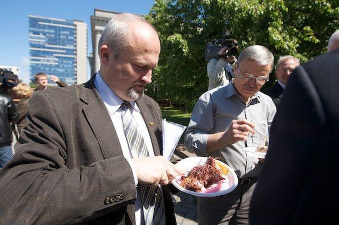 Prie Seimo „švenčiamas" „Leo" gimtadienis